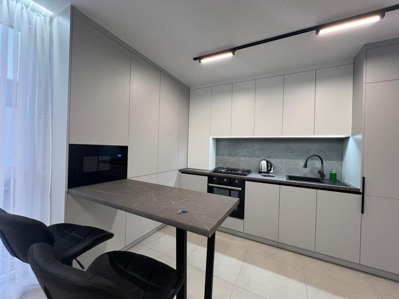 Apartments Vip Avalon Lemberg Exterior foto